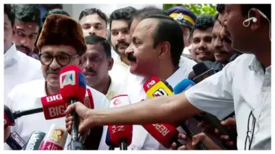 ഇന്നും ചോദ്യങ്ങള്ക്ക് മറുപടിയില്ല; റെയ്ഡില് മൗനം തുടര്ന്ന് മുഖ്യമന്ത്രി