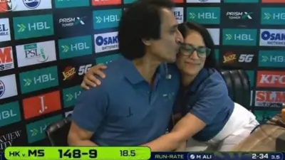 Ramiz Raja Hug: కామెంట్రీలో చేస్తుండగా రొమాన్స్..రమీజ్ రాజా, లీసా హాట్ వీడియో వైరల్