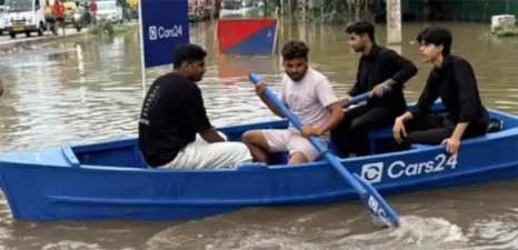വെള്ളക്കെട്ടില് ബോട്ട് ഇറക്കിയ കമ്പനിയ്ക്ക് ട്രാഫിക് പൊലീസിന്റെ 50,000 രൂപയുടെ വമ്പന്പിഴ