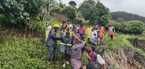 ഇടുക്കി വട്ടവട കൊട്ടാക്കമ്പൂരില് മണ്ണിടിച്ചില്; രണ്ട് പേര്ക്ക് ദാരുണാന്ത്യം