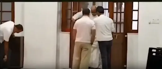 ఖర్గే షూలను చేతితో పక్కకు జరిపిన రాహుల్ గాంధీ