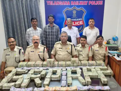 దేవగిరి ఎక్స్ ప్రెస్ లో రూ. కోటి 22 లక్షల నగదు సీజ్