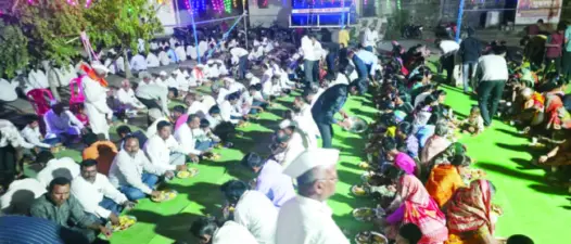 पुरोहितांनी गावाला जेऊ घातला 'धोंडा'; गुहा येथे धार्मिक एकात्मतेचा अनोखा संदेश