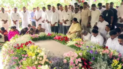 వైఎస్సార్కు జగన్ నివాళులు.. ఇడుపులపాయలో ప్రత్యేక ప్రార్థనలు