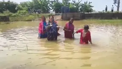 Flood waters : ଅଣ୍ଟାଏ ପାଣିରେ ଆସି ବାନ୍ଧିଲେ ରାଖି, ଭଉଣୀ ଆଗରେ ହାର ମାନିଲା ବନ୍ୟାପାଣି