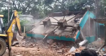 তৃণমূলের ব্লক অফিসে বুলডোজার, দুর্গাপুরে রাজনৈতিক মহলে চাঞ্চল্য