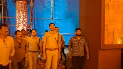 অগ্নিনির্বাপণ ব্যবস্থা থেকে প্রবেশপথ, ফালাকাটার পুজোমণ্ডপে নিরাপত্তা পরিদর্শন পুলিশের।
