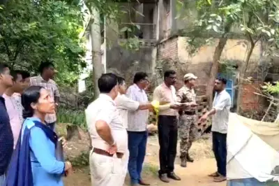 চোখের নিমেষে ধসে পড়ল মাটির বাড়ি! দাদু-দিদার মর্মান্তিক মৃত্যুতে বাকরুদ্ধ নাতি!