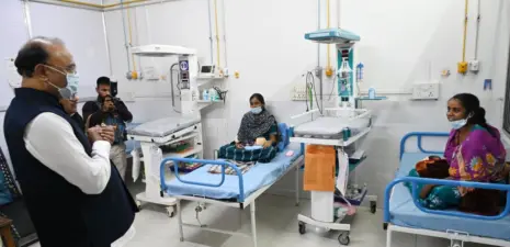 अमरावती : पालकमंत्र्यांकडून जिल्हा स्त्री रुग्णालयातील बाधित नवजात बालकांच्या प्रकृतीची विचारपूस