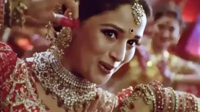 क्या सच में 'Dola Re Dola' गाने के दौरान गर्भवती थीं माधुरी दीक्षित? जानें पूरी कहानी!