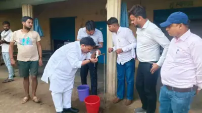 Sonbhadra: नल की टोटी खुद खोलकर देखी हकीकत, प्रभारी मंत्री ने परखी 'हर घर नल' योजना की जमीनी तस्वीर