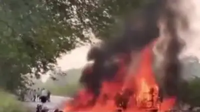 Amethi Road Accident: पिकअप से भिड़ी कार बनी आग का गोला, मां-बेटा गंभीर घायल