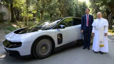 Ferrari mostra o polémico Luce ao Papa Leão XIV