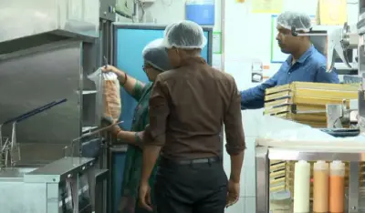Food Safety Raid At Pal Heights Mall: ଜୟଦେବ ବିହାର ପାଲ୍ ହାଇଟ୍ସ KFC ଓ ବର୍ଗର କିଙ୍ଗ୍ରେ ଚଢ଼ାଉ; ଜବତ ହେଲା ବାସି ଓ ଅସ୍ୱାସ୍ଥ୍ୟକର ଚିକେନ୍