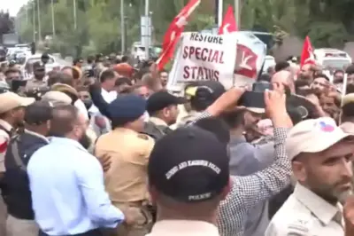 J-K: श्रीनगर में BJP दफ़्तर के पास NC नेताओं का विरोध प्रदर्शन, राज्य का दर्जा बहाल करने की मांग