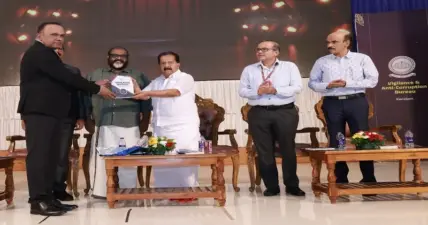 പരിഷ്ക്കരിച്ച വിജിലൻസ് മാന്വല് പ്രകാശനം ചെയ്തു: അഴിമതിക്കെതിരായ പ്രവര്ത്തനങ്ങളിലെ ചരിത്ര മുഹൂര്ത്തമെന്ന് മന്ത്രി രമേശ് ചെന്നിത്തല