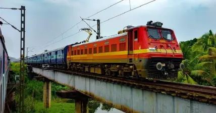 മലയാളി കുടുംബത്തിന്റെ 14 ലക്ഷം വിലമതിക്കുന്ന സ്വര്ണാഭരണങ്ങള് കവര്ന്നു, സംഭവം ട്രെയിൻ യാത്രയ്ക്കിടെ