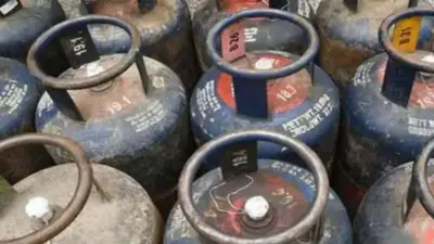 LPG Cylinder: వంటింట్లో గ్యాస్ మంటలు.. సిలిండర్ రేటు ఎంత పెరిగిందంటే?