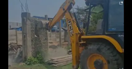 अंचलाधिकारी के निर्देश पर कार्रवाई : जमशेदपुर में अतिक्रमण के खिलाफ चला प्रशासन का बुलडोजर