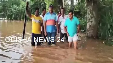 ବନ୍ୟା ବିପନ୍ନଙ୍କୁ ଭେଟି ରିଲିଫ ବାଣ୍ଟିଲେ ଜିଲ୍ଲାପାଳ, ବୈତରଣୀ ନଦୀରେ ଆସିଛି ତୃତୀୟ ବନ୍ୟା