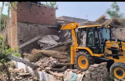 Bahraich : पयागपुर में गरजा बुलडोजर, सरकारी जमीन से हटाया गया अवैध कब्जा; 9 मकान जमींदोज