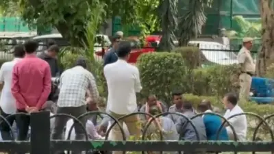 राहुल गांधी ने ऑटो चालकों से बातचीत की, संसद में उनके मुद्दों को उठाने का दिया आश्वासन
