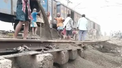নাগাড়ে বৃষ্টিতে লাইনের মাটি ধসে বিপত্তি! কোন কোন ট্রেন আটকে পড়ে চরম ভোগান্তিতে যাত্রীরা?