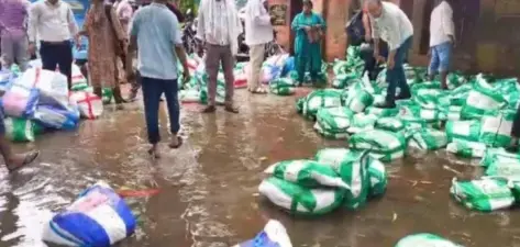 ബിഹാറില് പരീക്ഷാ പേപ്പറുകള് വെള്ളത്തില് ഒഴുകിപോകുന്ന വീഡിയോ പുറത്ത്; കാരണം മഴയെന്ന് ഉദ്യോഗസ്ഥര്