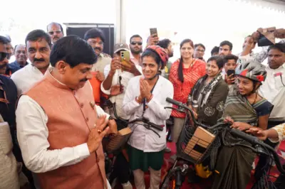 सीएम डॉ. मोहन यादव ने बहनों को फ्री में बांटी ई-साइकिलें, बोले- वैश्विक संकट में दौर में ईवी सबसे अच्छा विकल्प