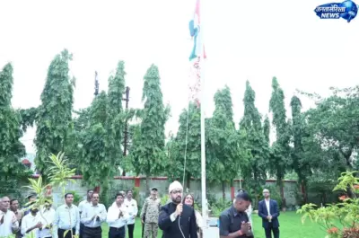 कलेक्टर लंगेह ने कलेक्ट्रेट में किया ध्वजारोहण