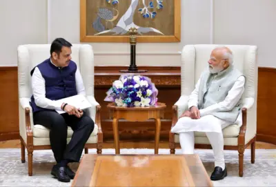 मुख्यमंत्री देवेंद्र फडणवीस यांची पंतप्रधान नरेंद्र मोदी यांच्याशी चर्चा