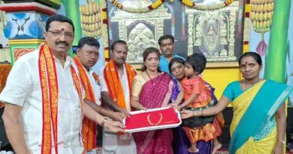 శ్రీశైలంలో భ్రమరాంబ దేవి అమ్మవారికి బంగారు హారం సమర్పణ.