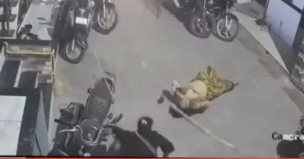 "அம்மா.. எந்திரிம்மா, என்னாச்சு உனக்கு?" முதல் மாடியில இருந்து விழுந்த பிறகும் தாயை எழுப்பிய மகள்.. நெஞ்சை உலுக்கும் சிசிடிவி வீடியோ..!!