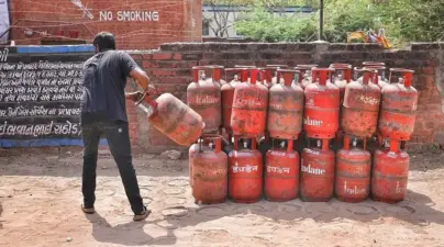 ধোঁয়া বা অন্ধকারেও দূর থেকে চোখে পড়ে! রান্নার গ্যাসের লাল রঙের আসল রহস্য জানলে চমকে যাবেন