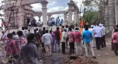 కూలిన హనుమాన్ ఆలయ మండపం.. శిథిలాలో 30 మంది భక్తులు?