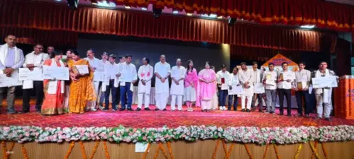 Raebareli News: मानदेय बढ़ने पर खिले शिक्षामित्रों के चेहरे; जनपद स्तरीय समारोह में 16 को मिले डमी चेक, 39 हुए सम्मानित