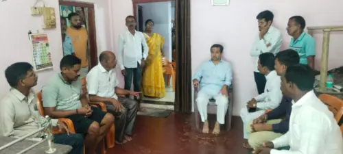 पालकमंत्री नितेश राणे यानी केले परब कुटुंबियांचे सांत्वन