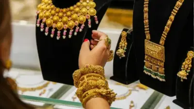 "తగ్గుతున్న బంగారం ధరలు.. కానీ తెలియక కూడా ఈ తప్పు చేయకండి! తర్వాత చాలా బాధపడతారు"
