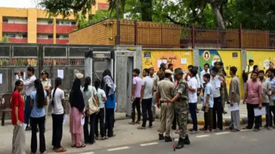 'नीट'च्या फेरपरीक्षेला विलंबाने पोचलेल्या विद्यार्थ्यांना प्रवेश नाकारला !