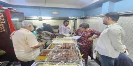 আরামবাগের বিভিন্ন রেস্টুরেন্ট ও মিষ্টির দোকানে খাদ্য দফতরের হানা