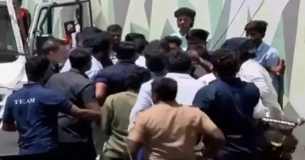 பரபரப்பான ரோடு ஷோவில் எதிர்பாரத விபத்தில்.... பதறி கீழே இறங்கி விஜய் செய்த செயல்! திருச்சியில் வேட்புமனு தாக்கலின் போது நடந்த காட்சி!!!