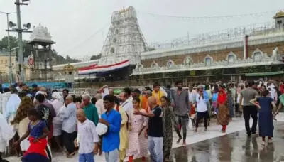 క్యూలైన్లలో చంటి పిల్లలతో భక్తుల అవస్థలు