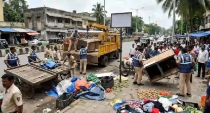 Dahisar : कारवाईसाठी गेलेल्या पालिका पथकावर फेरीवाल्यांचा हल्ला; १० जणांविरोधात गुन्हा दाखल
