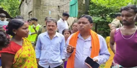 (আপডেট) ত্রাণ পেয়ে স্বস্তি বড়শোলের বাসিন্দাদের, পাশে থাকার আশ্বাস মন্ত্রীর