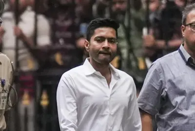 ক্যামাক স্ট্রিটকাণ্ডে নোটিস মেনে হাজিরা অভিষেকের, বৃষ্টি মাথায় পৌঁছলেন শেক্সপিয়ার সরণী থানায়