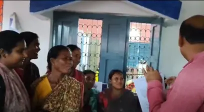 অন্নপূর্ণা ভান্ডারের সুবিধা পেতে শুরু ফর্ম ফিল-আপ, মালদায় মহিলাদের ভিড়।।