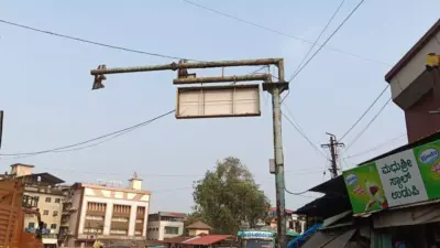 ಉಡುಪಿ| ಅಪಾಯ ಸ್ಥಿತಿಯಲ್ಲಿ ನಗರದ ಸಿಗ್ನಲ್ ಕಂಬ!