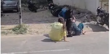 आगरा में हाई वोल्टेज ड्रामा : पति को प्रेमिका के साथ होटल में देख भड़की पत्नी, बीच सड़क पर दोनों महिलाओं में जमकर हुई मारपीट