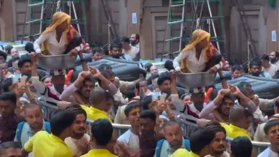 मां की भक्ति में 'श्रवण कुमार' बना बेटा, सिर पर तसला रखकर बुजुर्ग मां को कराए बांके बिहारी के दर्शन