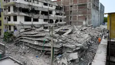Video: दक्षिण दिल्लीत 5 मजली इमारत कोसळून आतापर्यंत 6 जणांचा मृत्यू; ढिगाऱ्यात गाडलेल्या 12 वैद्यकीय विद्यार्थ्यांना बाहेर काढलं, दोघांची प्रकृती गंभीर